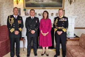 Oficial se graduó de la Armada del Britannia Royal Naval College Oficial se graduó de la Armada del Britannia Royal Naval College