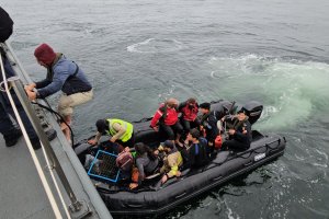Cuarta Zona Naval rescató a seis personas aisladas desde el sector de “Punta Ballena” al norte de Iquique Cuarta Zona Naval rescató a seis personas aisladas desde el sector de “Punta Ballena” al norte de Iquique