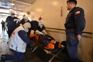 Ejercicio de accidente en cubierta se realizó a bordo del petrolero “Almirante Montt” Ejercicio de accidente en cubierta se realizó a bordo del petrolero “Almirante Montt”