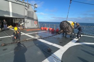 "Comandante Toro" efectuó operación de vigilancia oceánica y mantenimiento al sistema de boyas del SHOA "Comandante Toro" efectuó operación de vigilancia oceánica y mantenimiento al sistema de boyas del SHOA