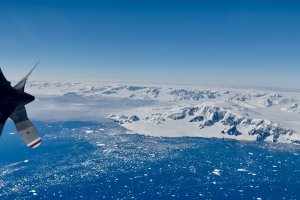 más de 4 mil kilómetros del continente para medir el cambio climático: Armada de Chile y Centro de Estudios Científicos (CECs) vuelan a la Antártica más de 4 mil kilómetros del continente para medir el cambio climático: Armada de Chile y Centro de Estudios Científicos (CECs) vuelan a la Antártica