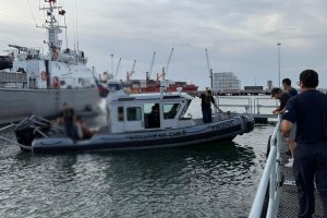 Rescatan a cinco bañistas en playa no apta para el baño en Arica Rescatan a cinco bañistas en playa no apta para el baño en Arica