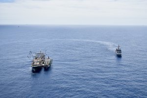 Armada y Sernapesca vigilan tránsito de flotas internacionales por Zona Económica Exclusiva Armada y Sernapesca vigilan tránsito de flotas internacionales por Zona Económica Exclusiva