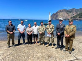 Ministra de Defensa Nacional y Comandante en Jefe de la Armada visitan Archipiélago de Juan Fernández Ministra de Defensa Nacional y Comandante en Jefe de la Armada visitan Archipiélago de Juan Fernández