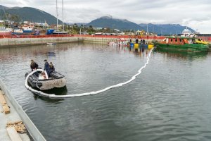Autoridad Marítima de Puerto Williams se despliega en hundimiento de embarcación en muelle de pescadores Autoridad Marítima de Puerto Williams se despliega en hundimiento de embarcación en muelle de pescadores