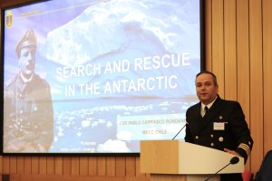 Oficial Litoral de la Armada de Chile expone en Seminario Marítimo Polar 2025 Oficial Litoral de la Armada de Chile expone en Seminario Marítimo Polar 2025