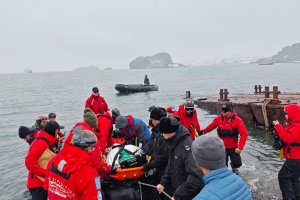 Gobernación Marítima de la Antártica Chilena coordinó evacuación médica de urgencia Gobernación Marítima de la Antártica Chilena coordinó evacuación médica de urgencia