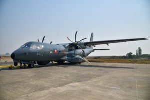Aeronaves de la Armada de Chile apoyan a equipos de emergencia que combaten incendios forestales en las regiones del Biobío y La Araucanía