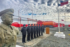 Dotaciones navales desplegadas en la Antártica conmemoran el fallecimiento del Piloto Primero Luis Pardo