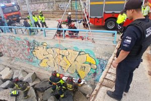 Hombre fue rescatado tras caer en los roqueríos en el Paseo Wheelwright