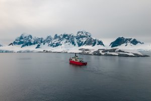 Un Rompehielos en acción: el “Almirante Viel” enfrenta con éxito las condiciones extremas de la Antártica