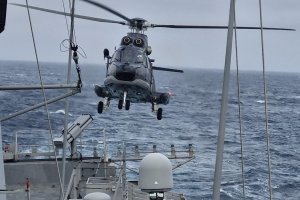 Fragata “Almirante Blanco Encalada” apoya el curso Control Aéreo 2025