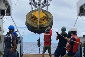 Buque científico Cabo de Hornos realizó reemplazo de boya meteo-oceanográfica en apoyo al Woods Hole Oceanographic Institution.