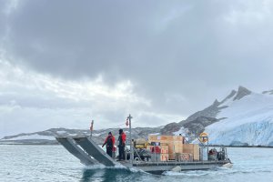 Rompehielos "Almirante Viel" culmina tercera misión de su Comisión Antártica en Bahía Chile