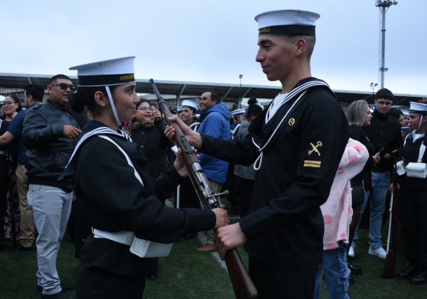 Alumnos de la Escuela de Grumetes recibieron sus armas de servicio