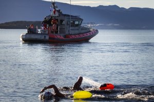 Nadadores cruzan el Canal Beagle y marcan un hito en la natación en aguas frías