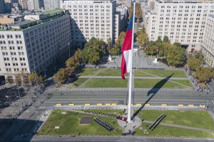 La más alta del país: “Gran Bandera del Bicentenario” es izada en el Mes del Mar 2025