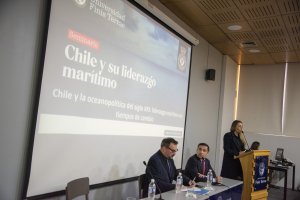 Academia de Guerra Naval y Universidad Finis Terrae exponen sobre Chile y su liderazgo marítimo