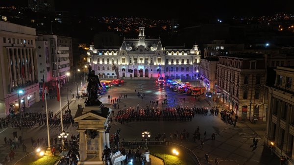 Cuerpo de Bomberos de Valparaíso realizó tradicional homenaje a las Glorias Navales