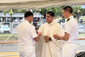 Buque Escuela (BE) Esmeralda realiza misa a bordo en la Base Pearl Harbor