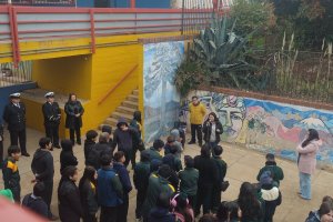 Gobernación Marítima de Valparaíso apadrinó establecimiento educacional y entregó bandera nacional en ceremonia cívica