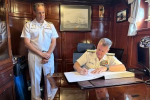 Buque Escuela (BE) “Esmeralda” recibe al Comandante en Jefe del Comando Indo-Pacífico de la Armada de Estados Unidos