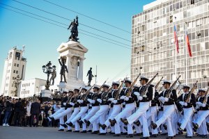 Glorias Navales 2025: Armada de Chile rinde honores a los Héroes de Iquique y Punta Gruesa con tradicional desfile en Valparaíso