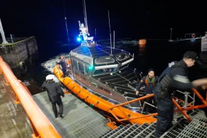 Autoridad Marítima de Puerto Aguirre rescata a tripulantes de embarcación siniestrada