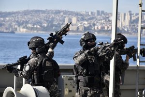Armada de Chile y Navy Seals realizan entrenamiento de abordaje en Petrolero “Almirante Montt”
