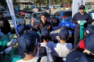 Capitanía de Puerto de Valparaíso participó en jornada de limpieza en playa Caleta Portales