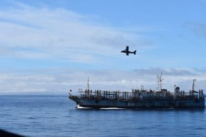 Armada de Chile fiscaliza tránsito de flota pesquera extranjera hacia el Pacífico