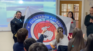 Colegio Charles Darwin de Punta Arenas conoció las labores y responsabilidades del ATF 60 “Lientur” en el territorio chileno antártico