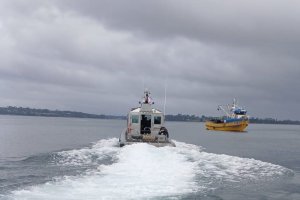 Autoridad Marítima de la Quinta Zona Naval rescata a tripulantes de velero siniestrado en Paso Lami