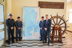 Academia Politécnica Naval recibe proyección cartográfica de Chile