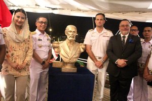 Buque Escuela (BE) “Esmeralda” entrega busto de Prat a la Academia Naval de Indonesia