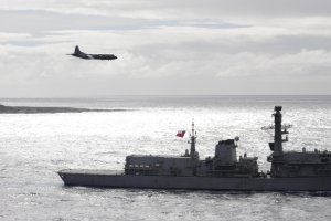 Fiscalización por aire y mar: Armada de Chile realiza una operación conjunta con medios aéreos y marítimos