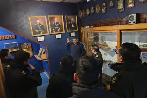 Dotación del Remolcador de Altamar ATF 60 “Lientur” realizó visita profesional al Museo Naval y Marítimo de Punta Arenas