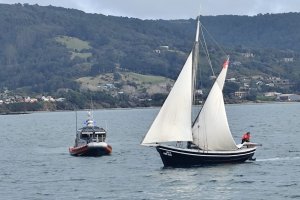 Lancha chilota arriba al Museo Regional de Ancud como parte de la Conmemoración del Bicentenario de la Anexión de Chiloé al territorio Nacional