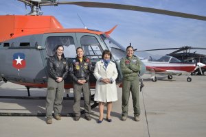 Día de la Mujer Piloto: Ministra de Defensa Nacional distingue a la primera piloto naval en sobrevolar el Círculo Polar Antártico