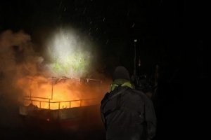 Autoridad Marítima despliega acción de rescate ante embarcación incendiada en provincia de Última Esperanza