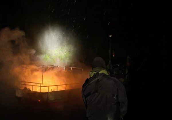 Autoridad Marítima despliega acción de rescate ante embarcación incendiada en provincia de Última Esperanza