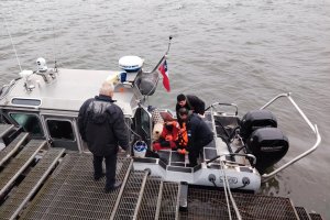 Autoridad Marítima de Corral y Valdivia rescataron a los cuatro tripulantes del catamarán Akeron
