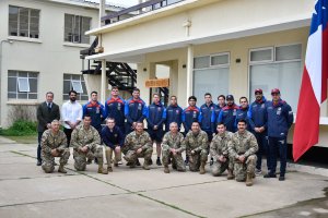 Centro de Liderazgo de la Armada imparte taller a jugadores de Los Cóndores