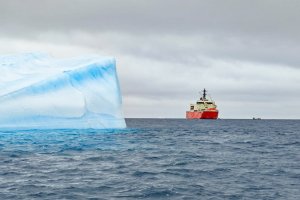 Capacidades comprobadas en Invierno Antártico: Rompehielos “Almirante Viel” regresa tras exitosa travesía