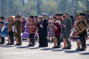 Grumetes vicecampeones de cueca se presentan en la Gran Parada Militar 2025