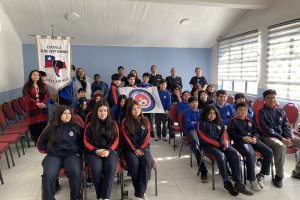 Armada de Chile realiza conferencia a escolares sobre la figura de Piloto Pardo en Punta Arenas