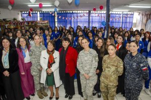 Armada de Chile participa en encuentro con estudiantes de Educación Media de San Miguel organizado por el Ministerio de Defensa