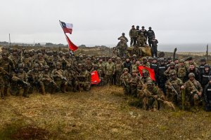 Comandante en Jefe de la Armada destaca alto nivel de preparación en revista operativa realizada en el Teatro de Operaciones Austral Conjunto
