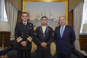 Cabo Segundo Francisco Sanhueza recibe Premio “Marinero Fuentealba” 2025 tras rescate en Mejillones