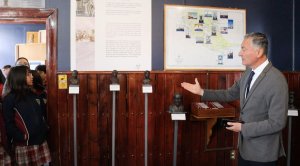 Exposición con obras del Dr. Héctor Valdés, curada por el Museo Marítimo Nacional, recala en la ciudad de Punta Arenas